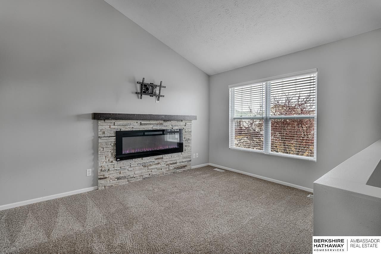 16007 Greenleaf St Omaha, NE 68136 - Thumbnail 4