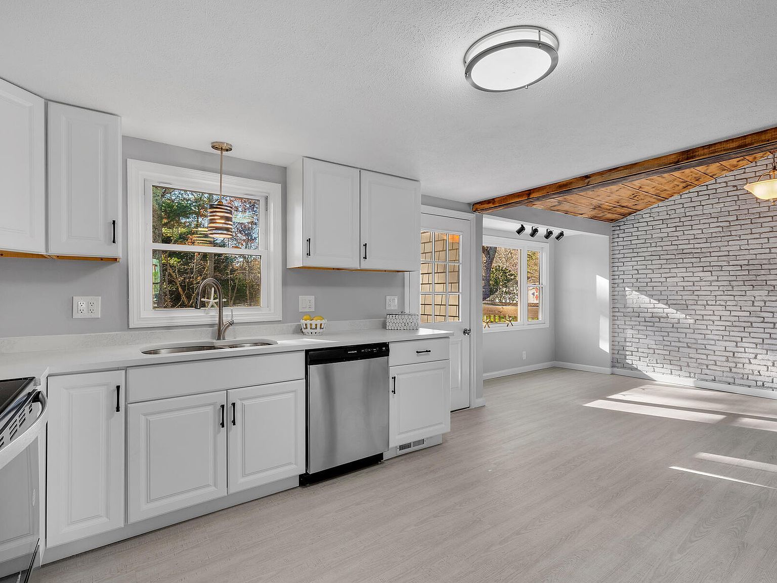 17 Fresh Pond Cir Plymouth, MA 02360 - Thumbnail 4