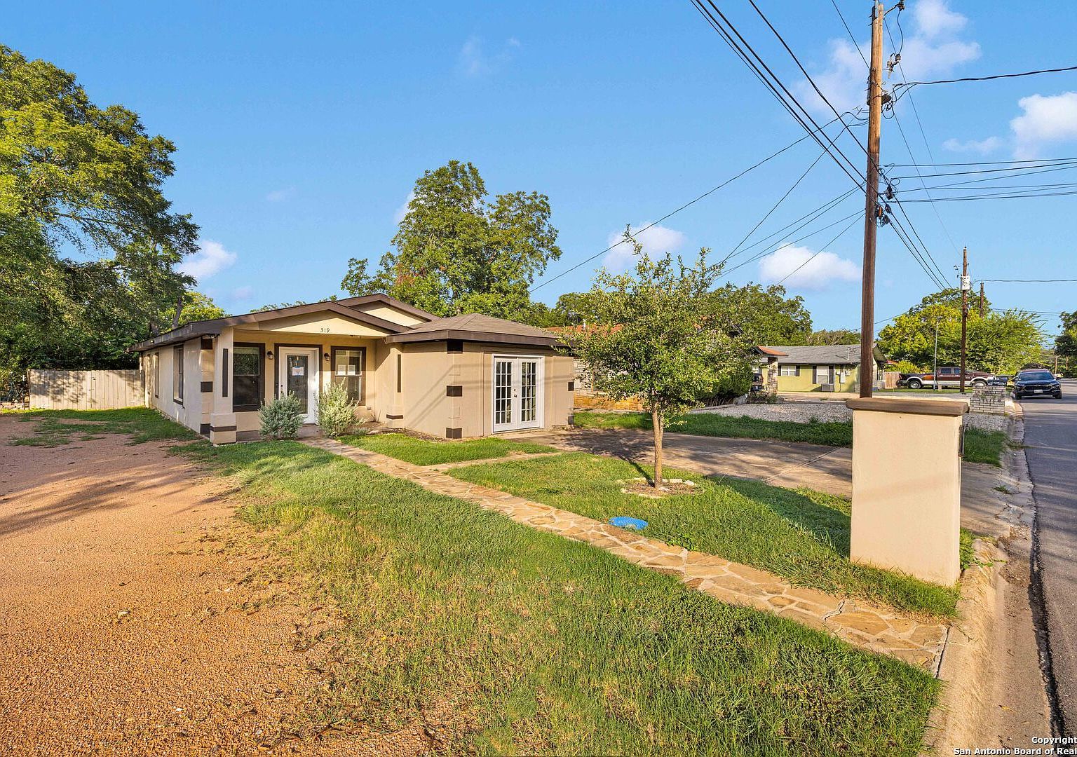 319 Pearl St Kerrville, TX 78028 - Thumbnail 4