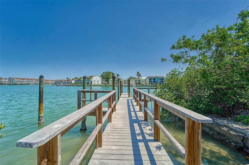 12006 Lagoon Ln LOT 18 Saint Petersburg, FL 33706 - Thumbnail 4