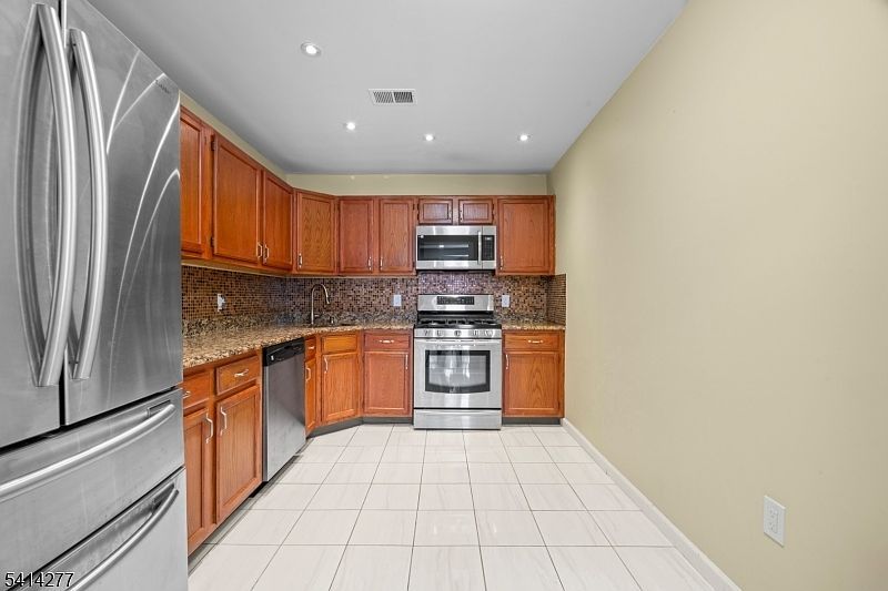 31 Dogwood St Jersey City, NJ 07305 - Thumbnail 4