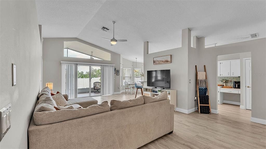 412 Emerald Cove Loop Lakeland, FL 33813 - Thumbnail 4