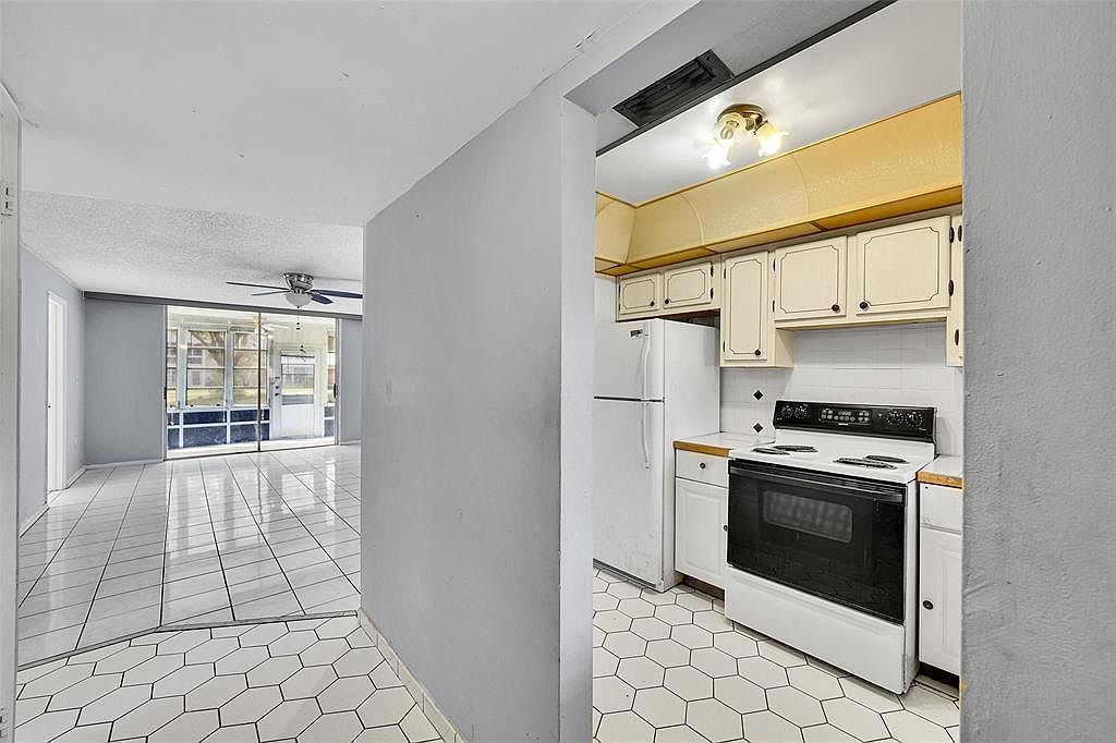 2901 Sunrise Lakes Dr #101 Fort Lauderdale, FL 33322 - Thumbnail 4