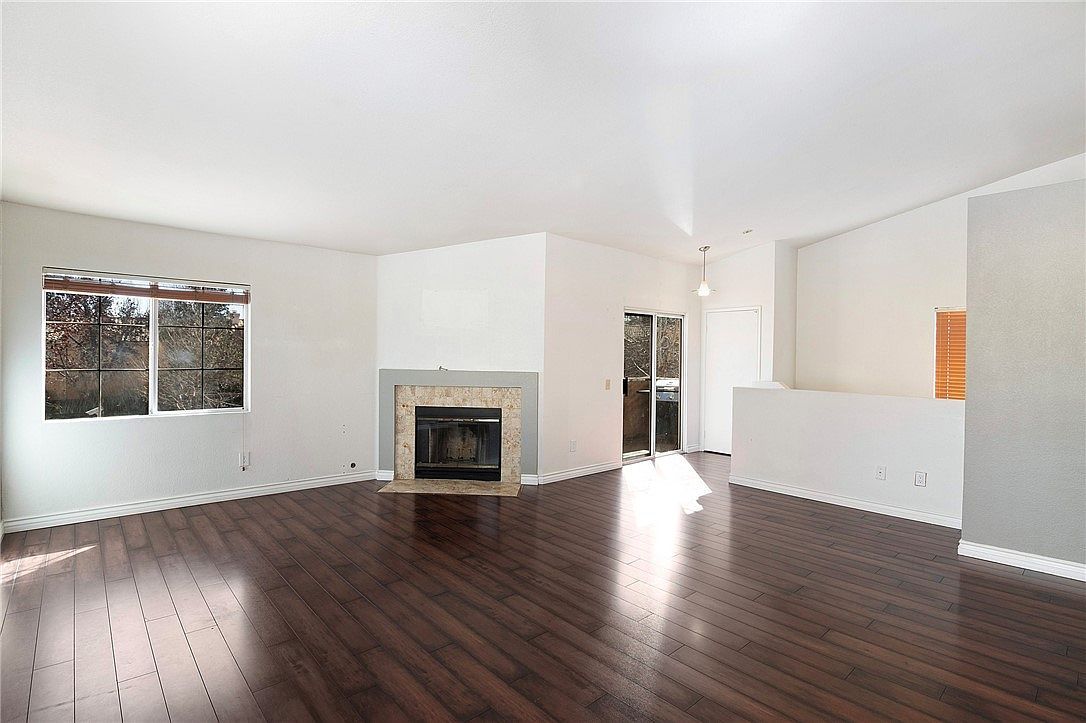 25126 Steinbeck Ave Unit H Newhall, CA 91381 - Thumbnail 4