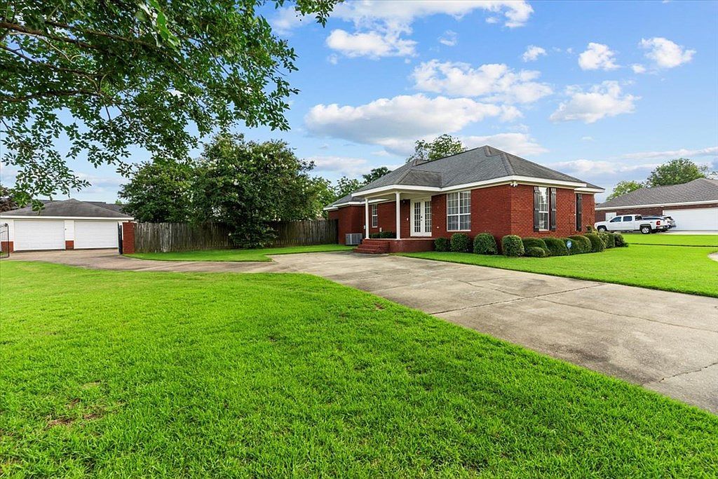 110 Lake Ln Headland, AL 36345 - Thumbnail 4