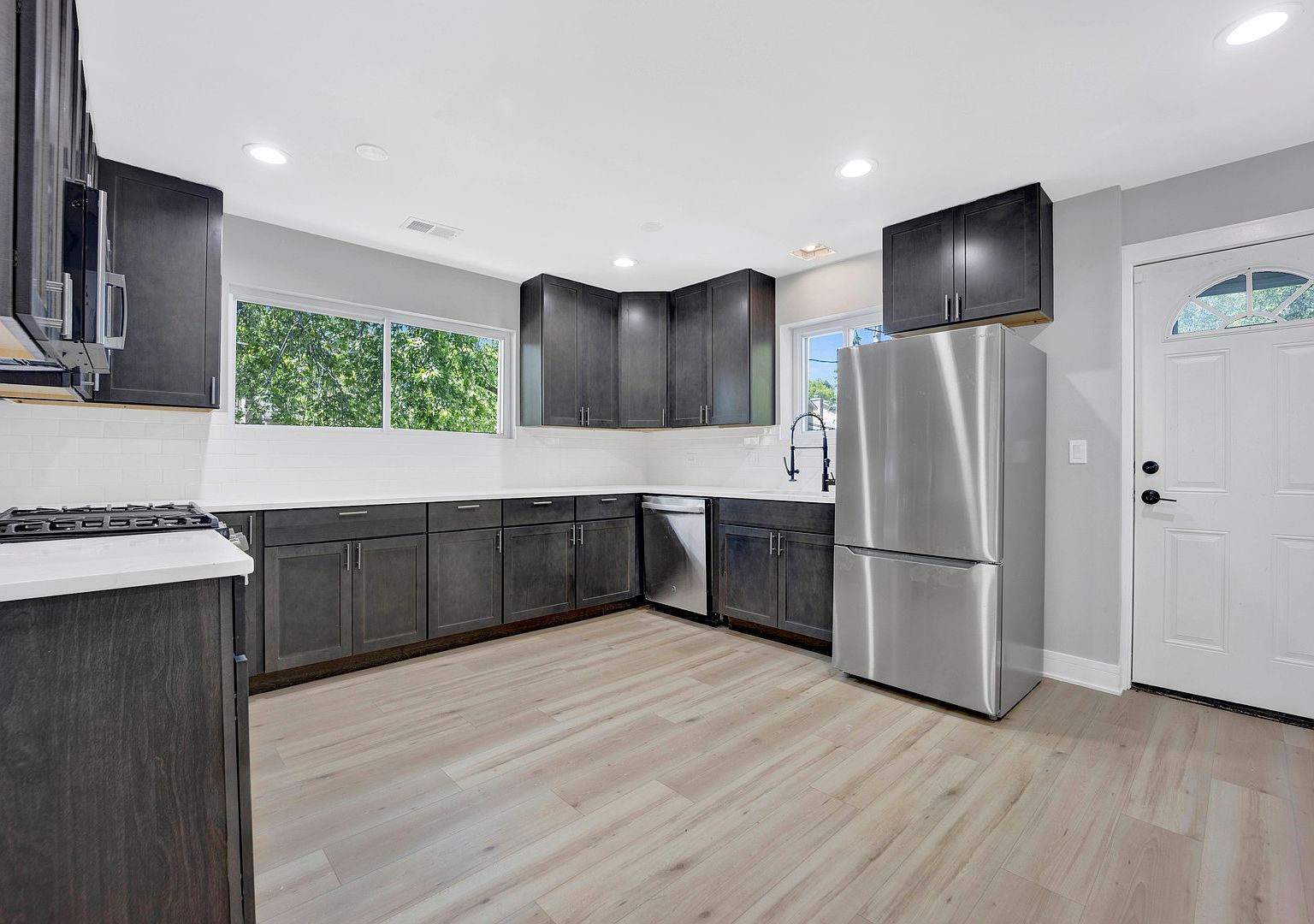 27W180 Cooley Ave Winfield, IL 60190 - Thumbnail 4