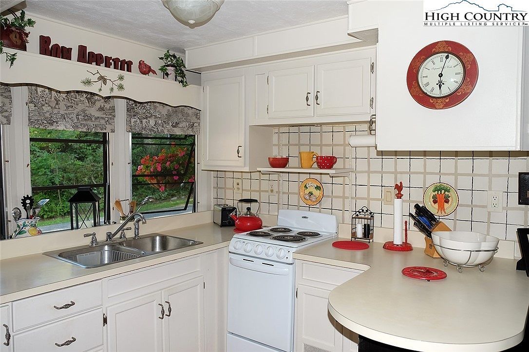 203 Black Pine Rd Newland, NC 28657 - Thumbnail 4