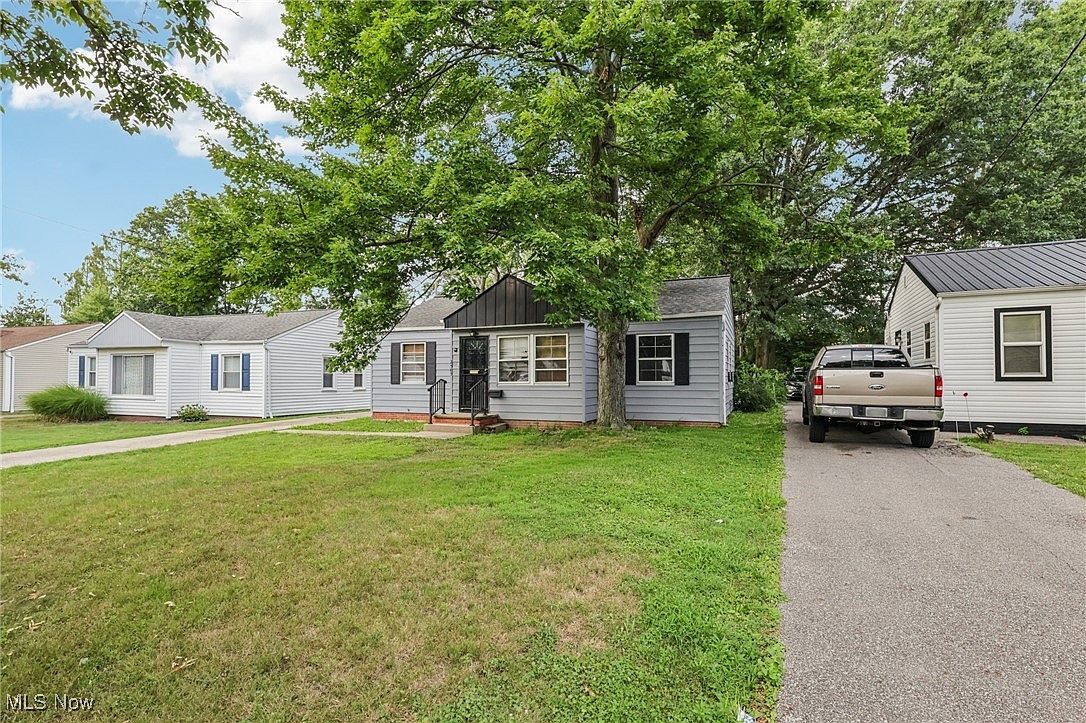 2545 Greenvale Rd Cleveland, OH 44121 - Thumbnail 4