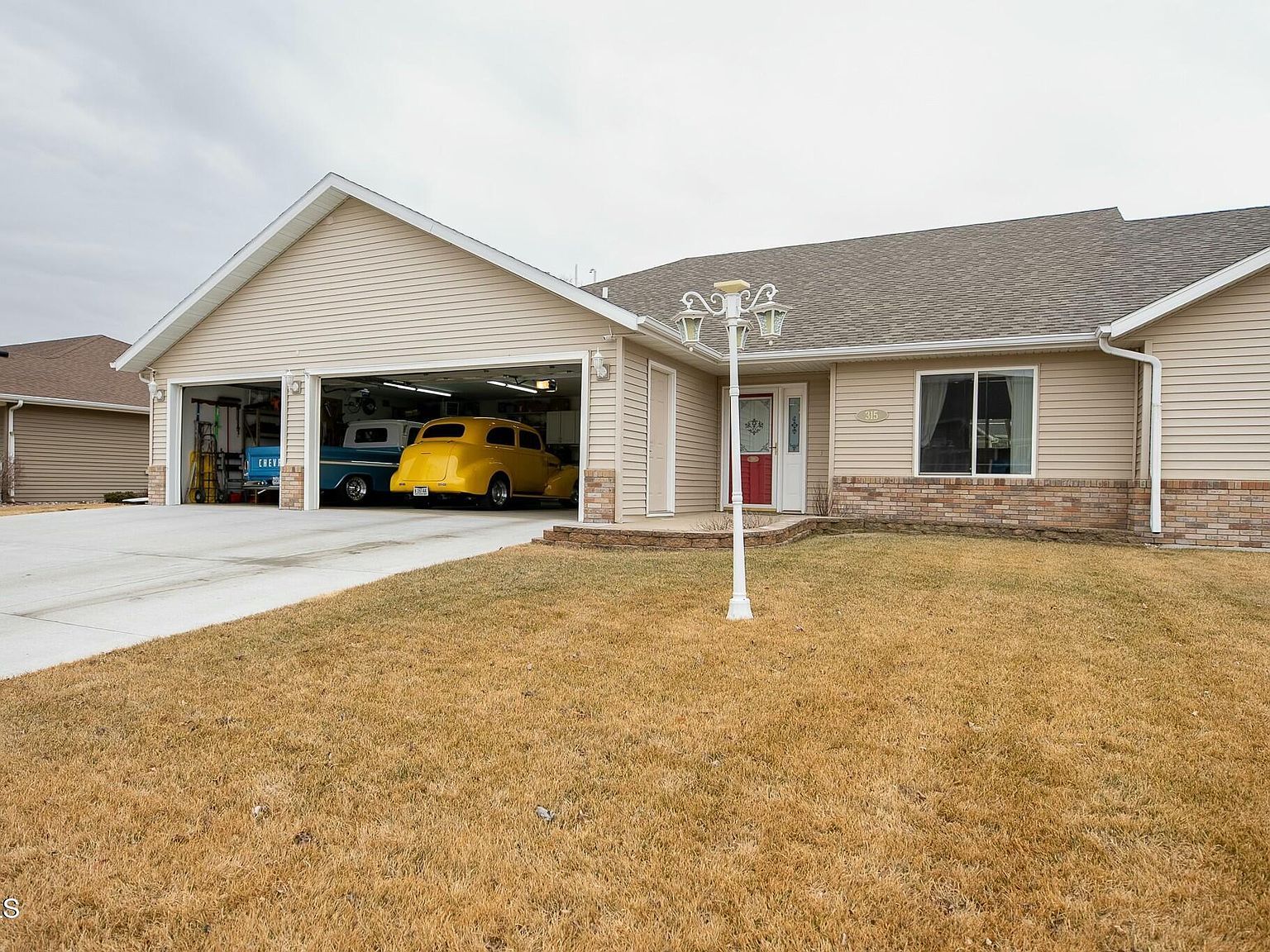 315 Versailles Ave Bismarck, ND 58503 - Thumbnail 4