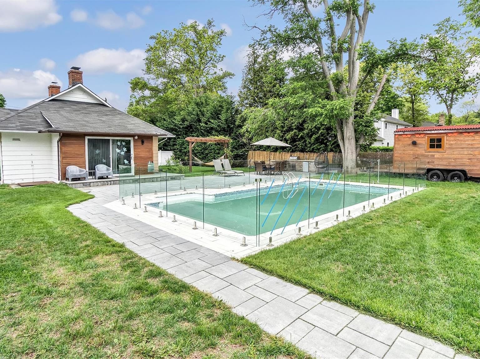 143 Hallock St Riverhead, NY 11901 - Thumbnail 4