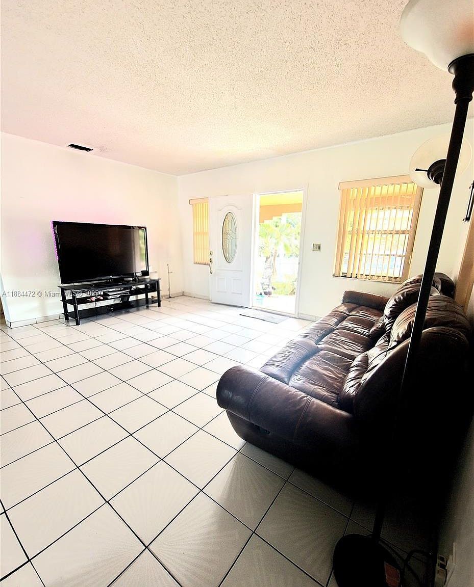 309 E 18th St Hialeah, FL 33010 - Thumbnail 4