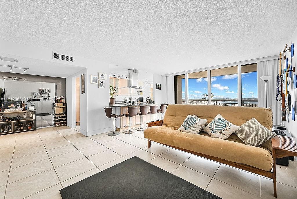 18041 Biscayne Blvd APT 1201 North Miami Beach, FL 33160 - Thumbnail 4