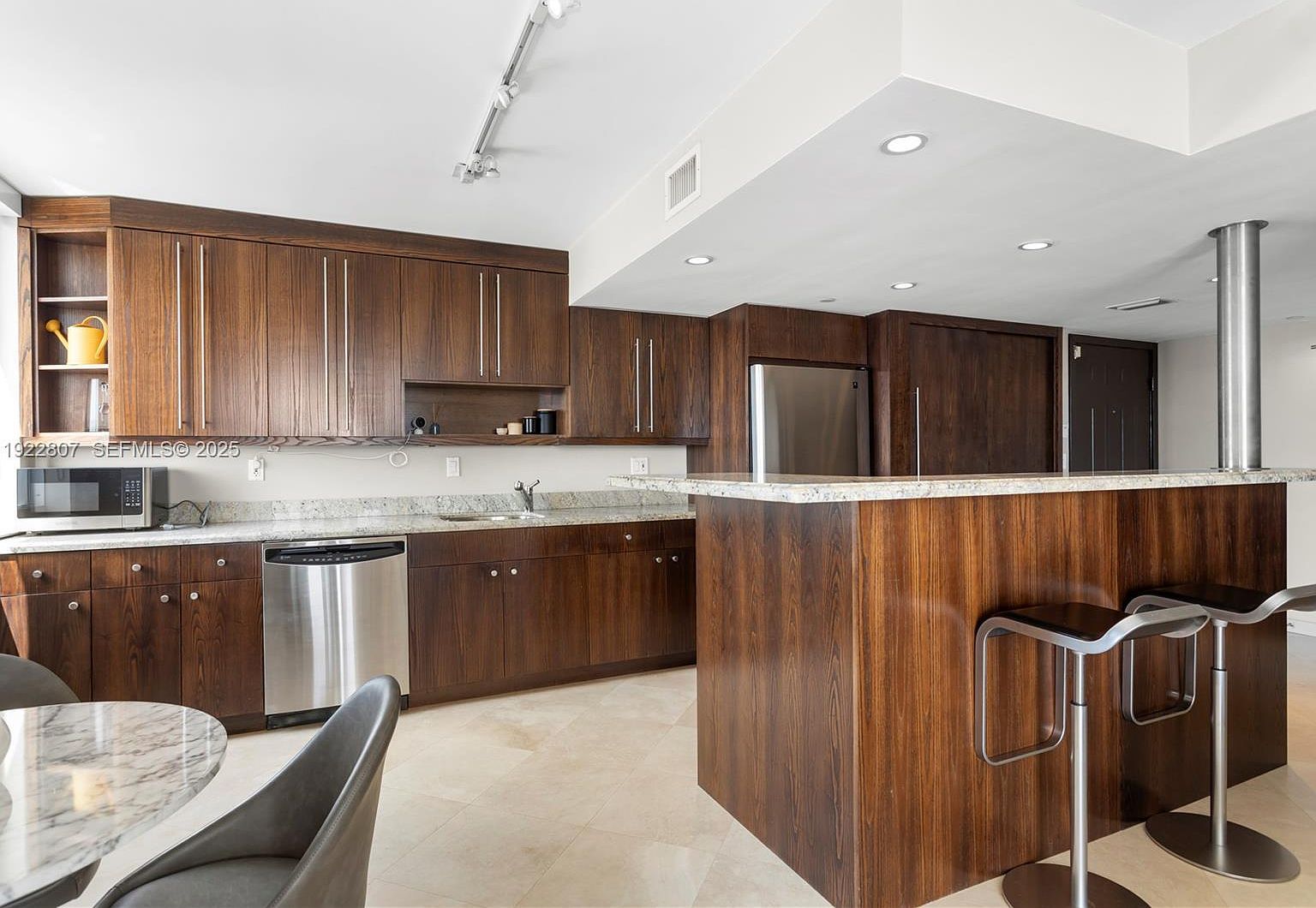 1621 Bay Rd APT 807 Miami Beach, FL 33139 - Thumbnail 4