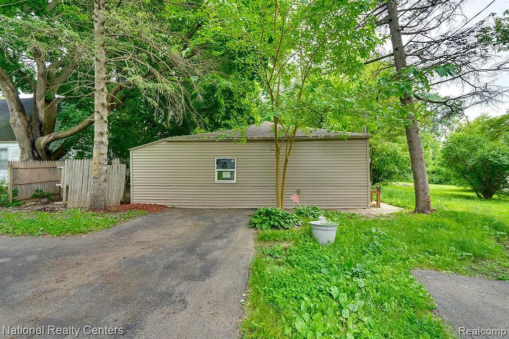 1054 Mandeville St Burton, MI 48529 - Thumbnail 4