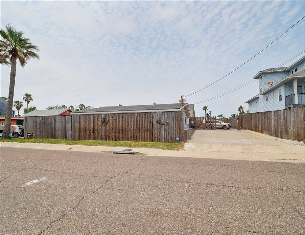 419 E Cotter Ave Port Aransas, TX 78373 - Thumbnail 4