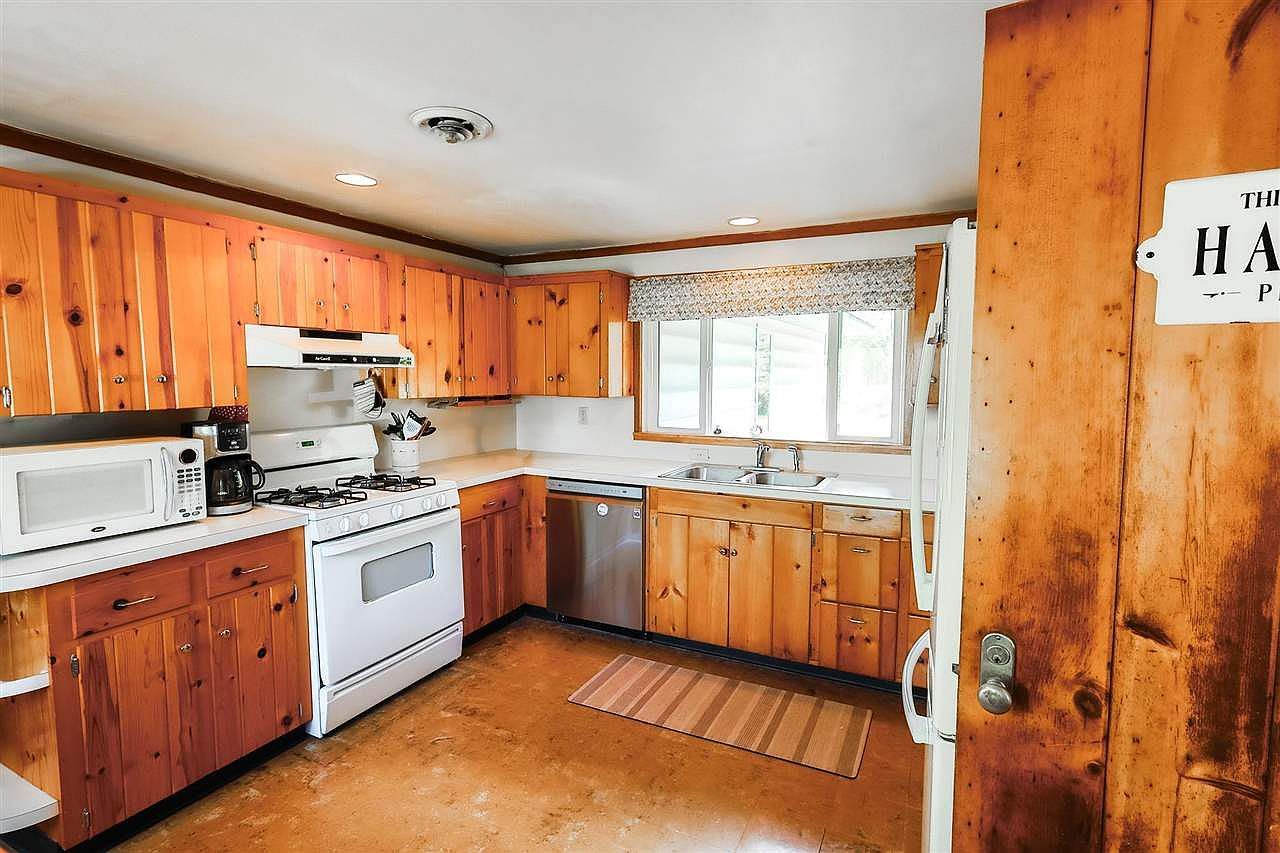 11076 Botsford Ln Petoskey, MI 49770 - Thumbnail 4