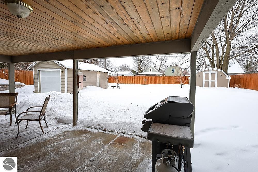 510 W Hurlbut St Charlevoix, MI 49720 - Thumbnail 4