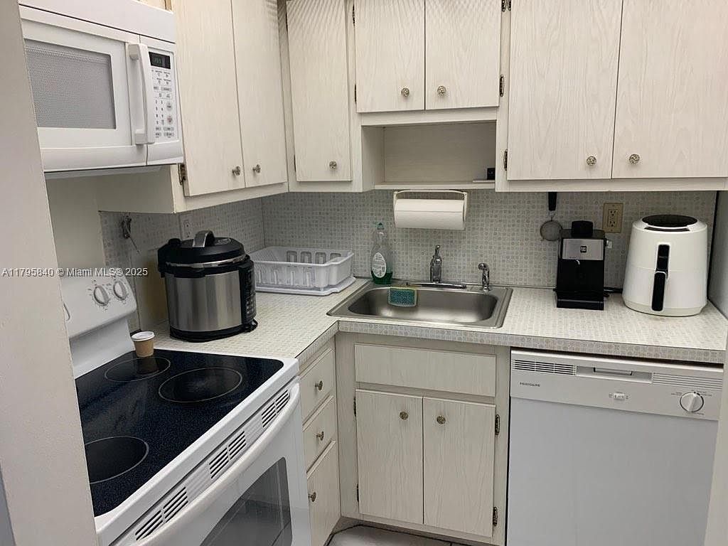 2899 Collins Ave APT 1738 Miami Beach, FL 33140 - Thumbnail 4