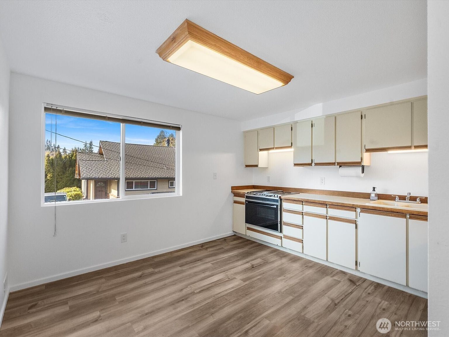 8225 212th St SW APT 302 Edmonds, WA 98026 - Thumbnail 4