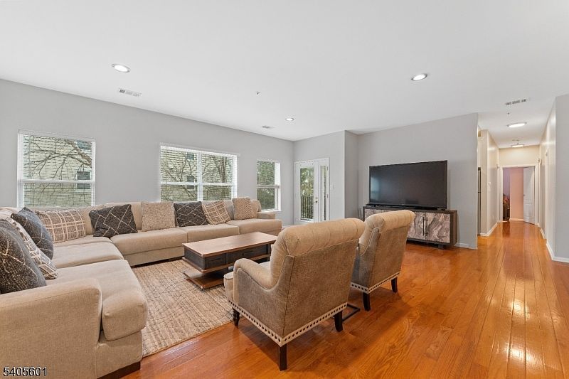 511 Brittany Dr Wayne, NJ 07470 - Thumbnail 4