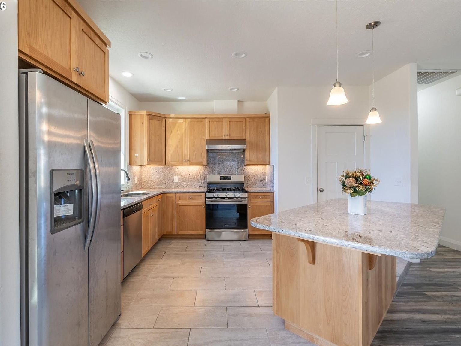 2010 Roosevelt Loop North Bend, OR 97459 - Thumbnail 4