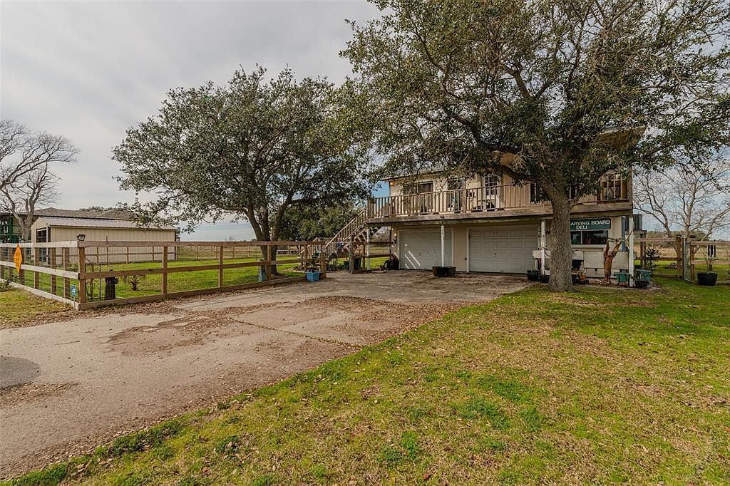 108 Linda St Anahuac, TX 77514 - Thumbnail 4