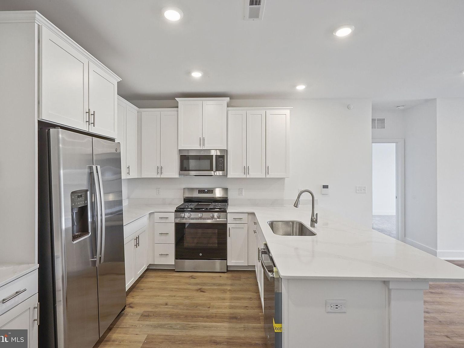 27201 Radford Ct Monroe Township, NJ 08831 - Thumbnail 4