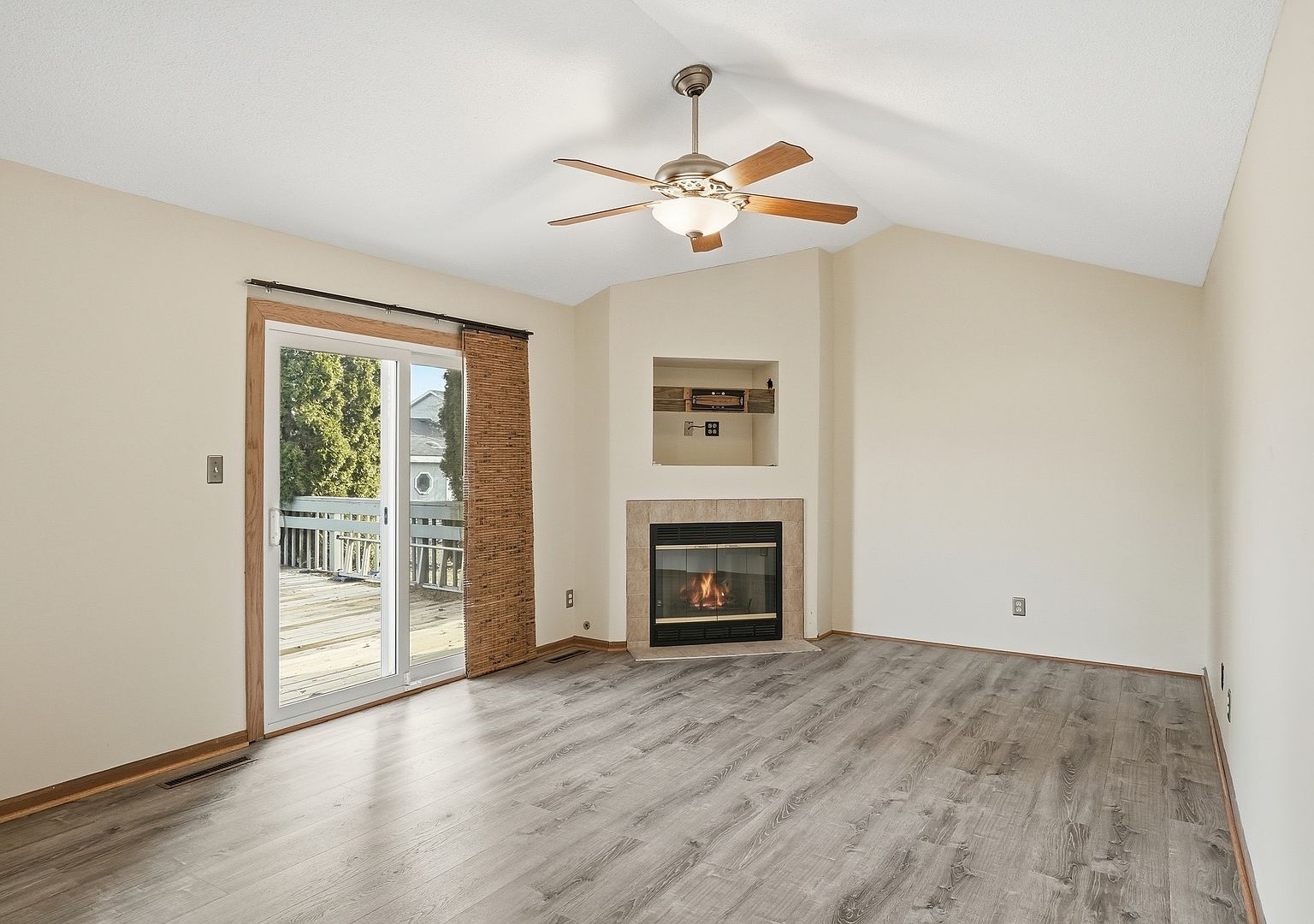 517 Hawthorne Ln Peotone, IL 60468 - Thumbnail 4