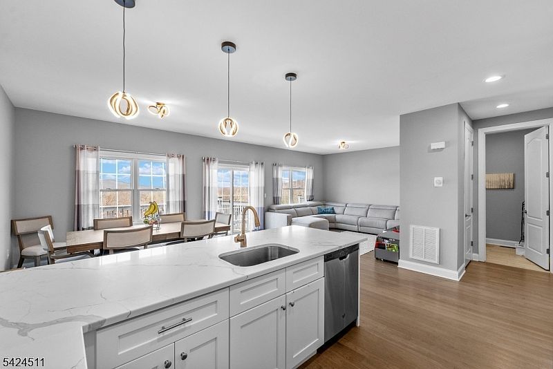 64 Halina Ln Butler, NJ 07405 - Thumbnail 4