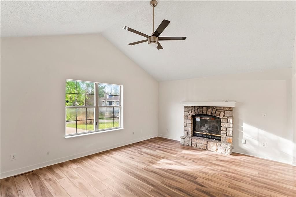 318 SE Bent Tree Dr Blue Springs, MO 64014 - Thumbnail 4