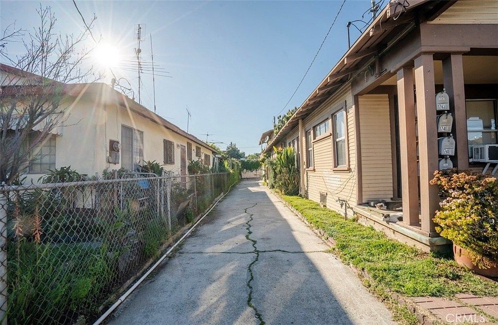 1741 S New England St Los Angeles, CA 90006 - Thumbnail 4
