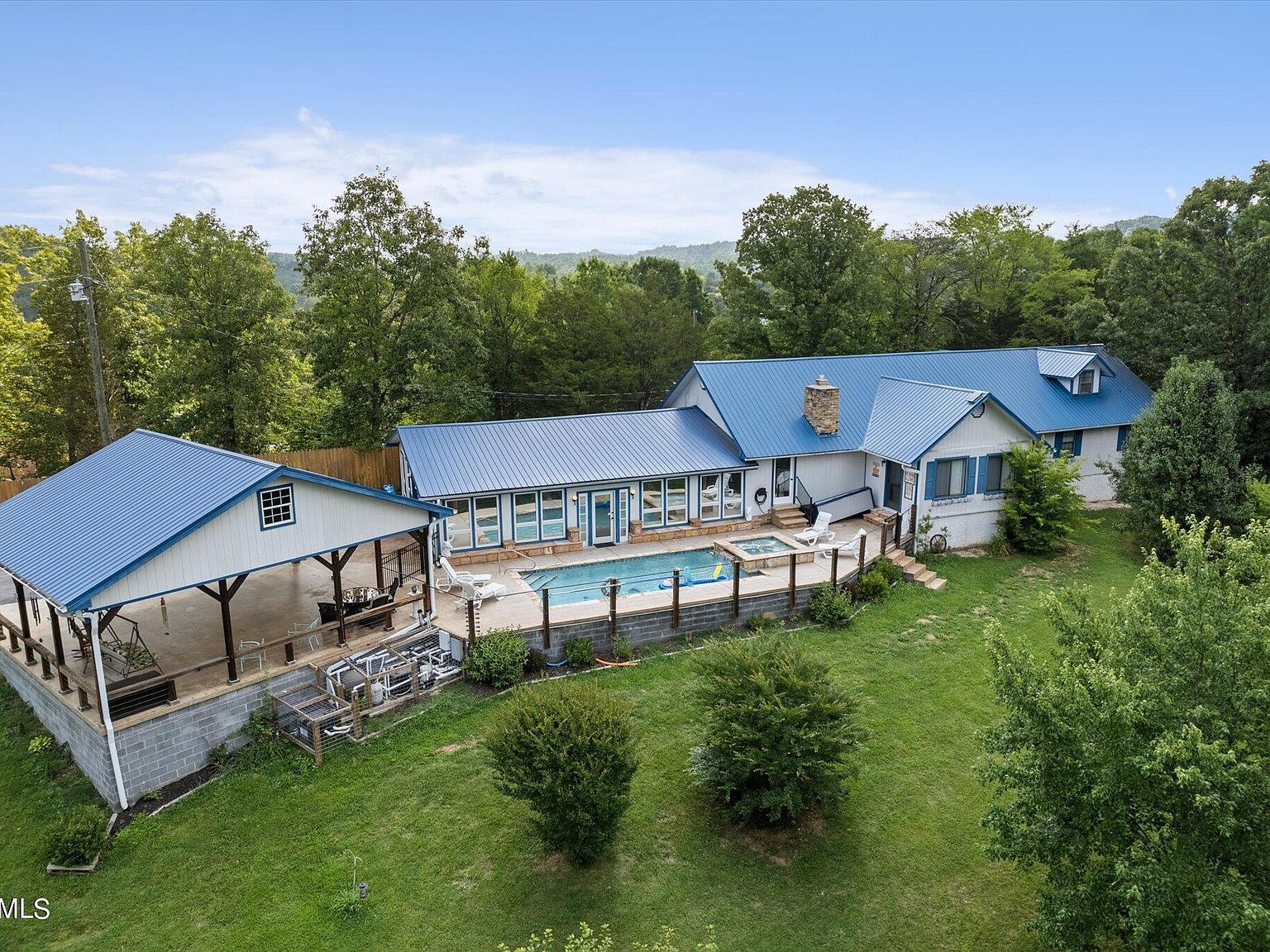 898 Lake View Loop Sevierville, TN 37876 - Thumbnail 4