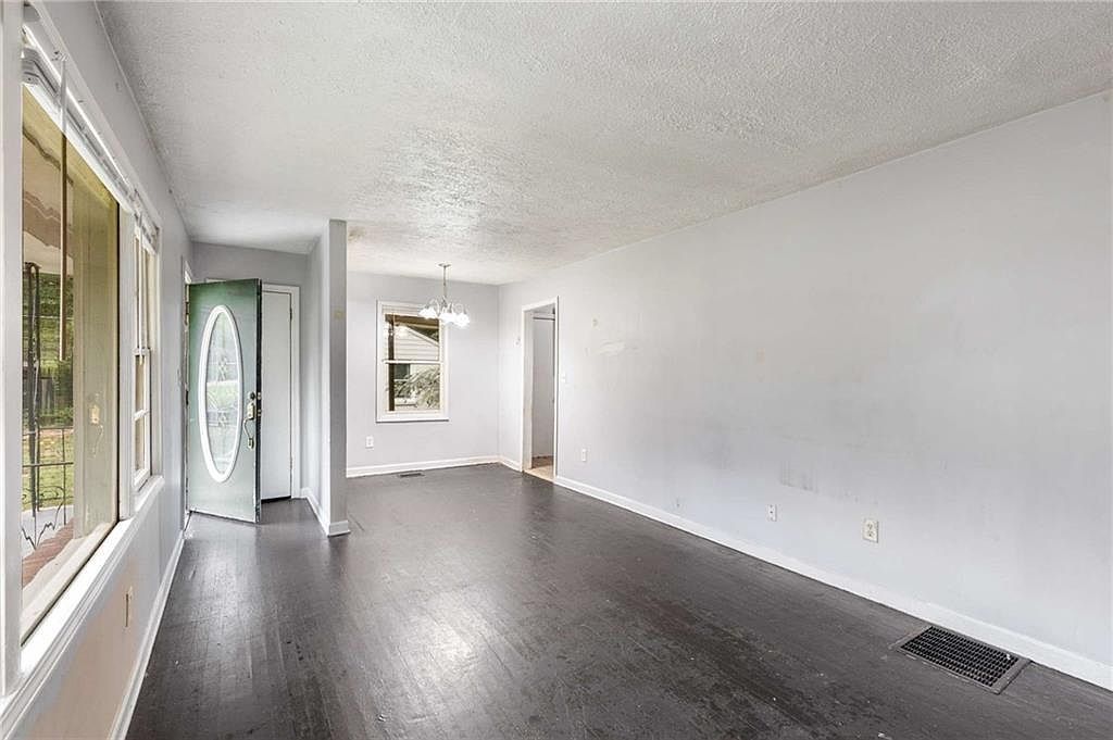 467 Park Valley Dr NW Atlanta, GA 30318 - Thumbnail 4