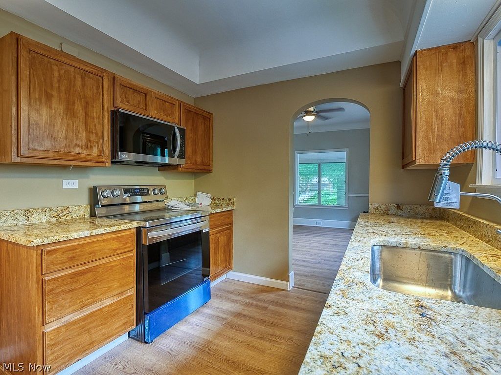 3327 Bradford Rd Cleveland Heights, OH 44118 - Thumbnail 4