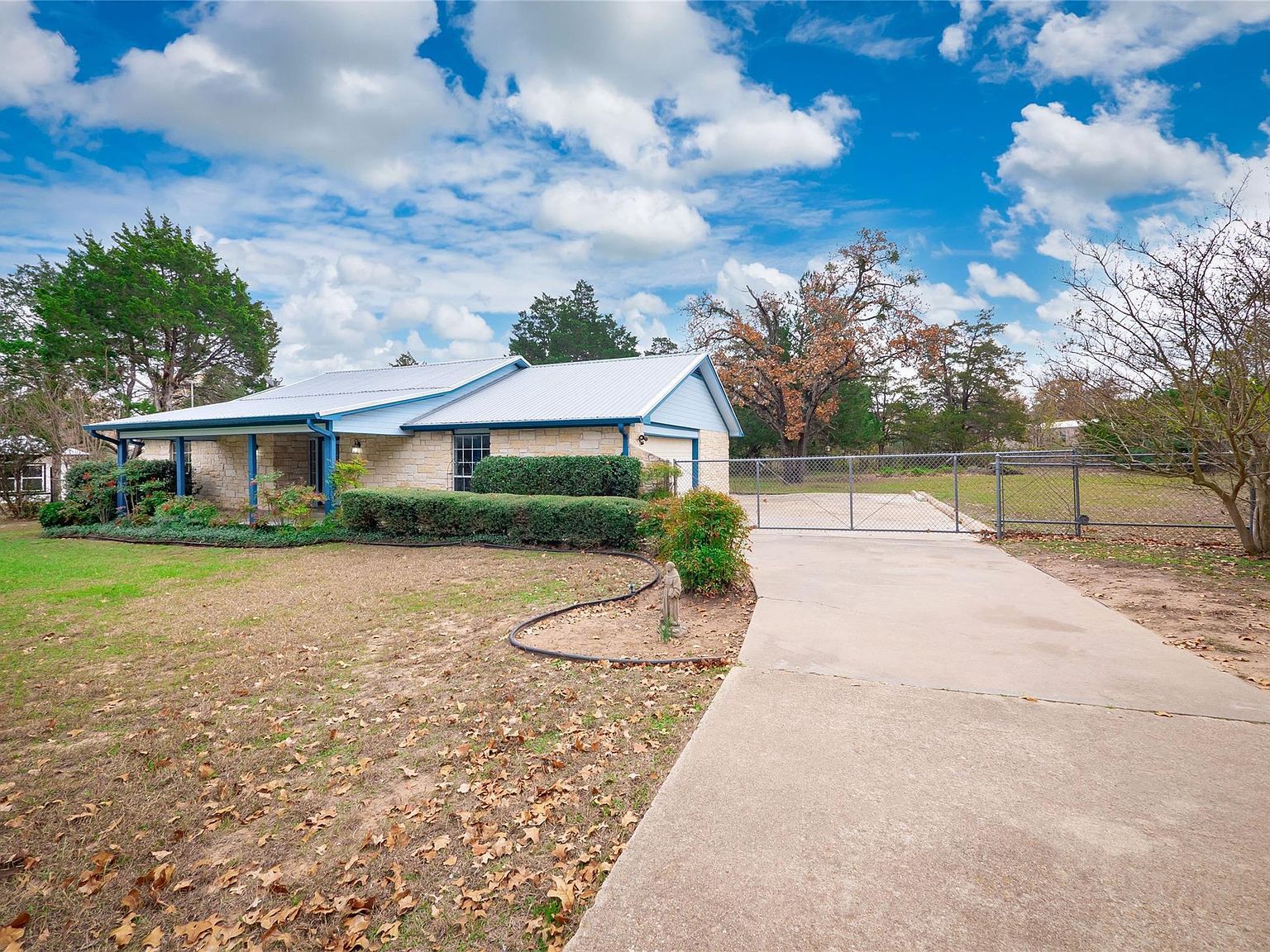 137 Blanket Flower Dr Bastrop, TX 78602 - Thumbnail 4