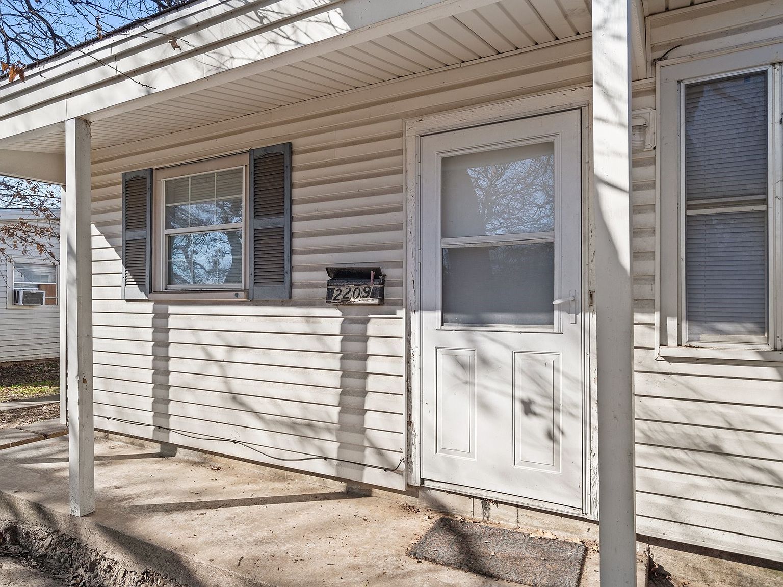 2209 & 2211 Barbell Ln Fort Worth, TX 76111 - Thumbnail 4