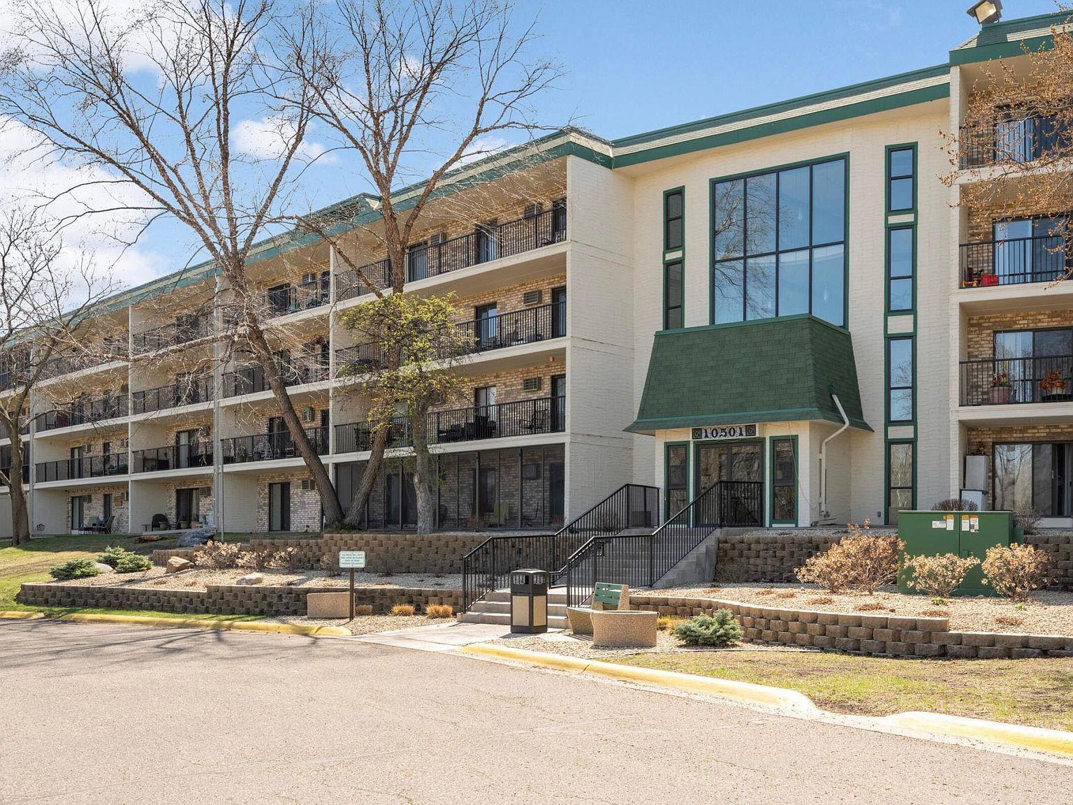 10501 Cedar Lake Rd APT 420 Minnetonka, MN 55305 - Thumbnail 4