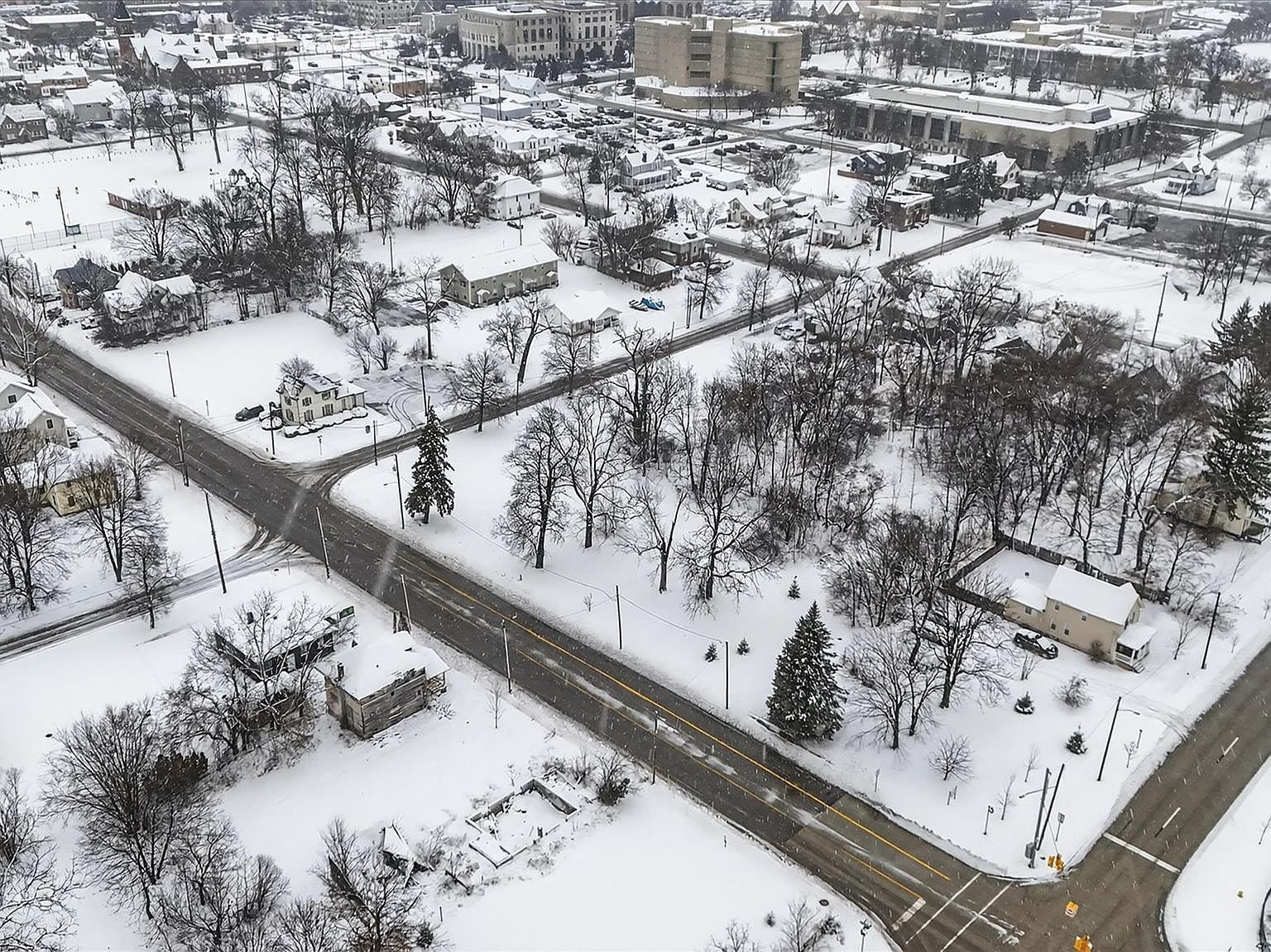 1215 S Grand Traverse St Flint, MI 48502 - Thumbnail 4