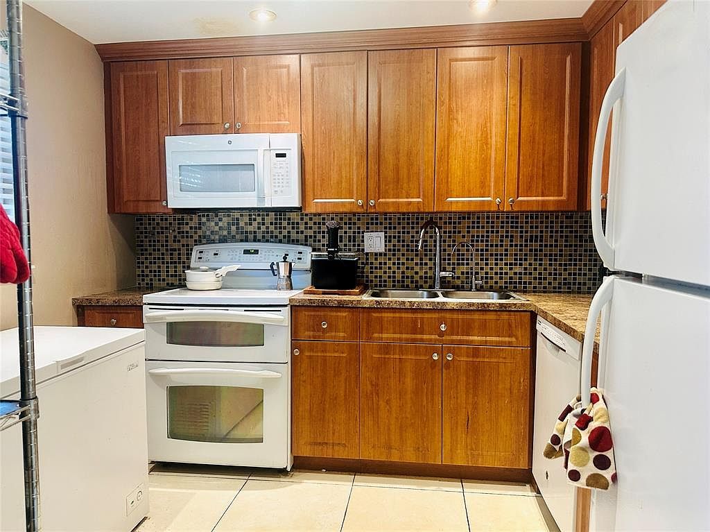 5985 Del Lago Cir APT 223 Sunrise, FL 33313 - Thumbnail 4