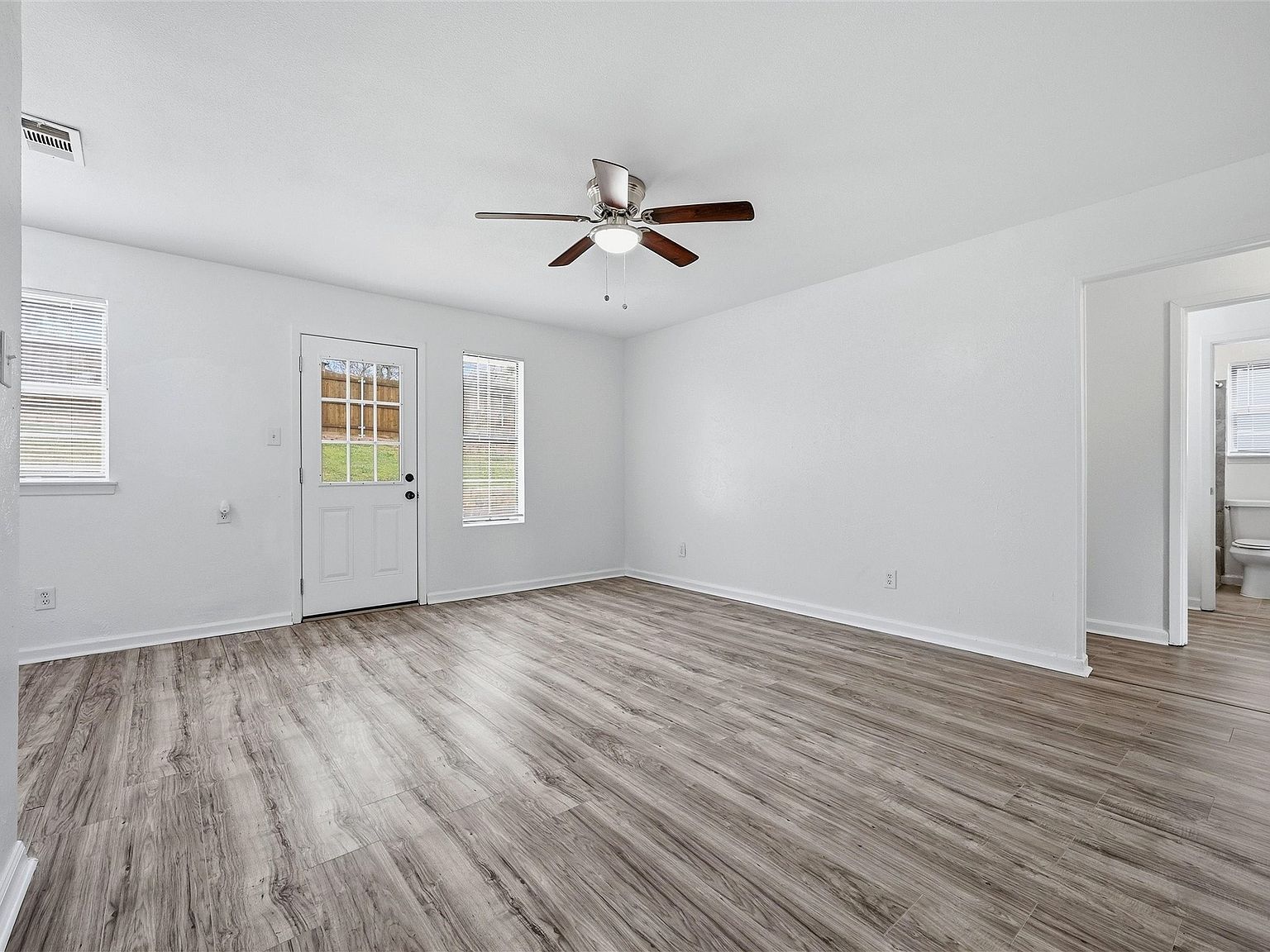 629 Chambers St Denton, TX 76205 - Thumbnail 4