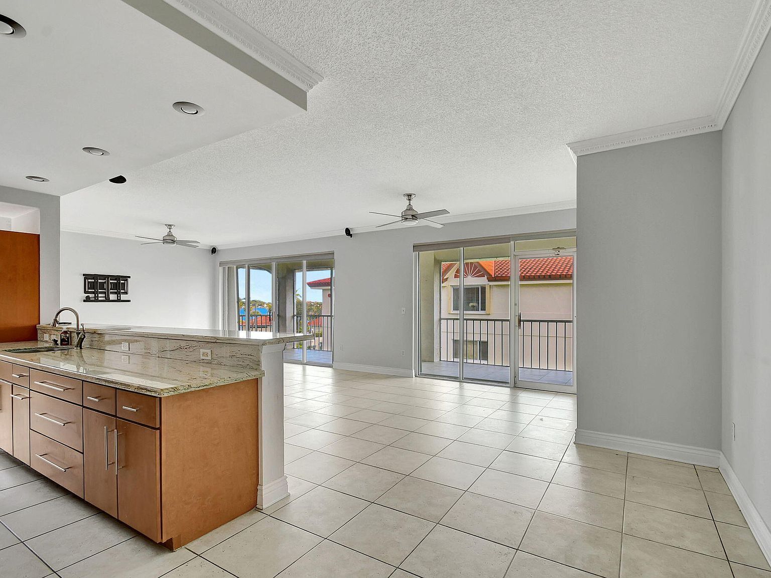 107 Half Moon Cir APT A3 Hypoluxo, FL 33462 - Thumbnail 4