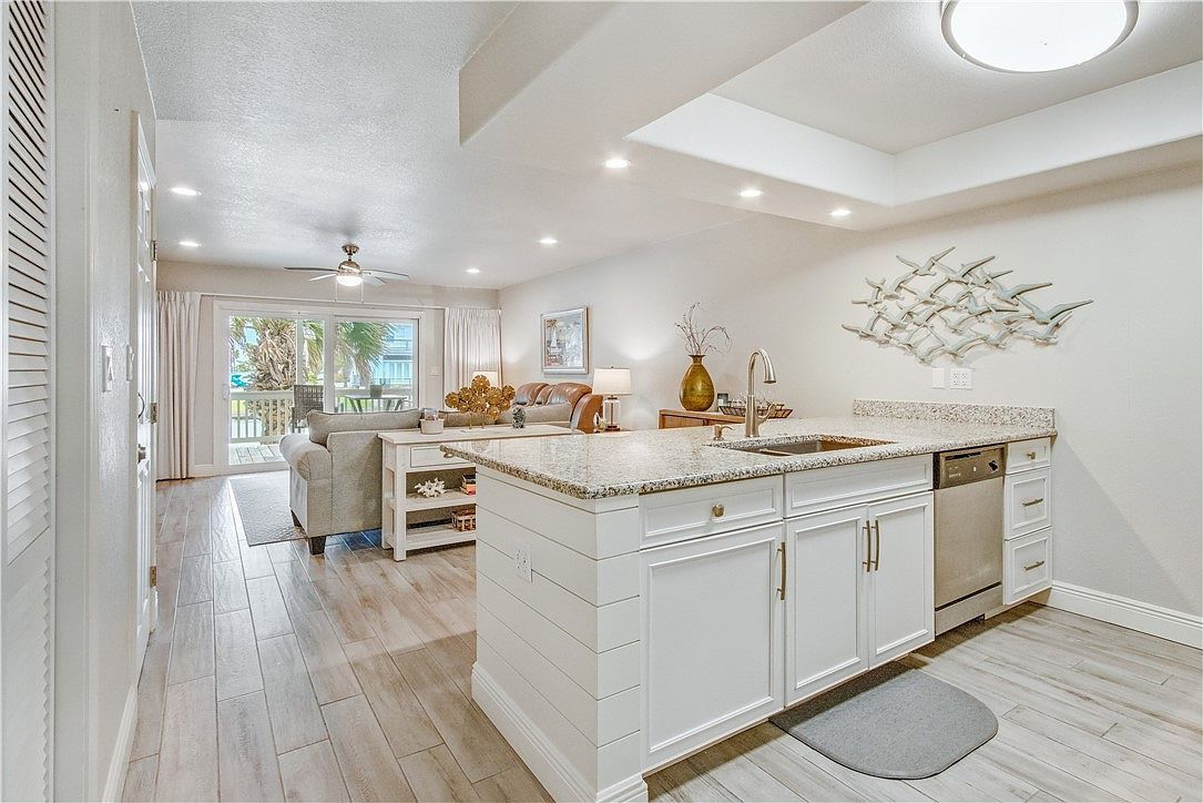 2292 N Fulton Beach Rd APT 402 Rockport, TX 78382 - Thumbnail 4