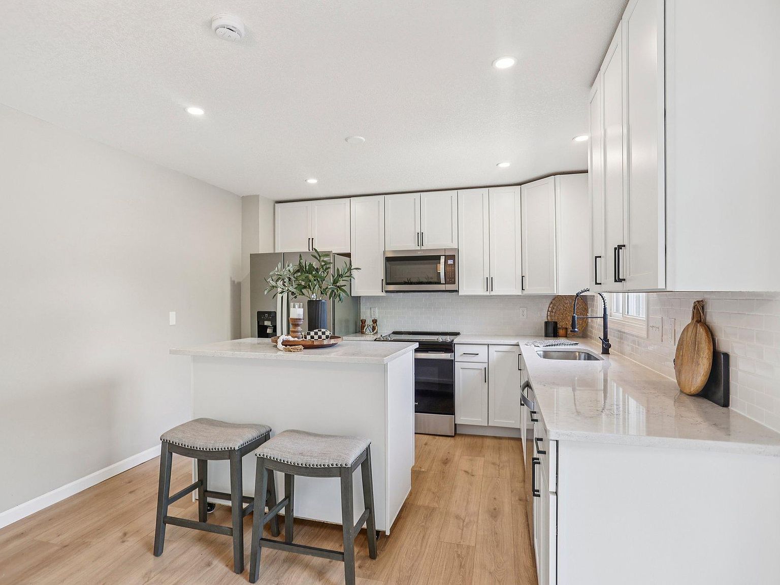 188 River Woods Ln Burnsville, MN 55337 - Thumbnail 4