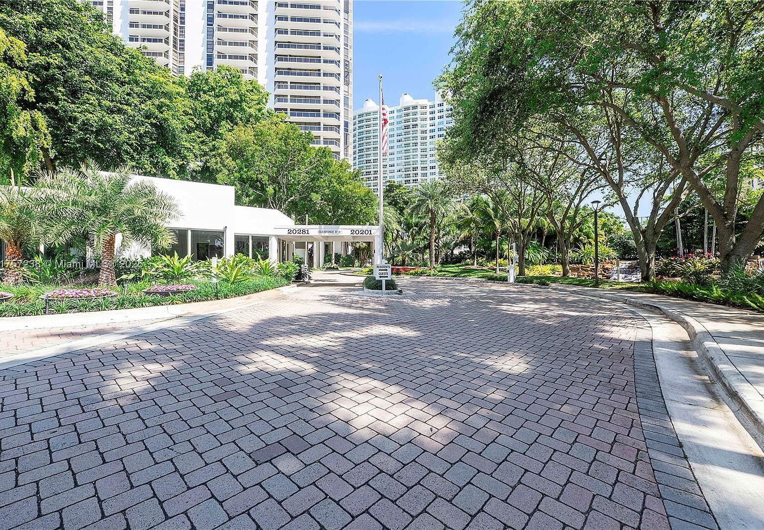 20201 E Country Club Dr APT 1808 Aventura, FL 33180 - Thumbnail 4