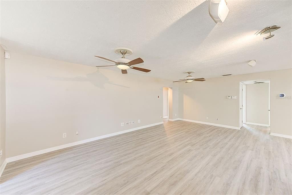 4606 W Oakellar Ave Tampa, FL 33611 - Thumbnail 4