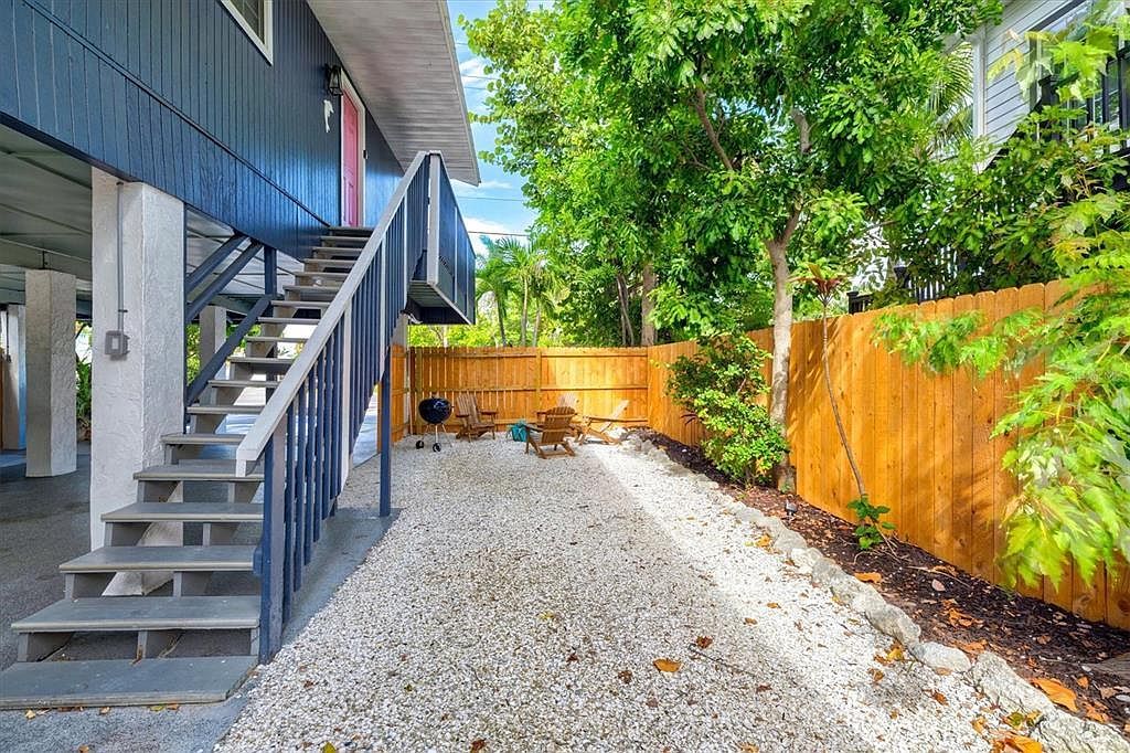 8106 Gulf Dr Holmes Beach, FL 34217 - Thumbnail 4