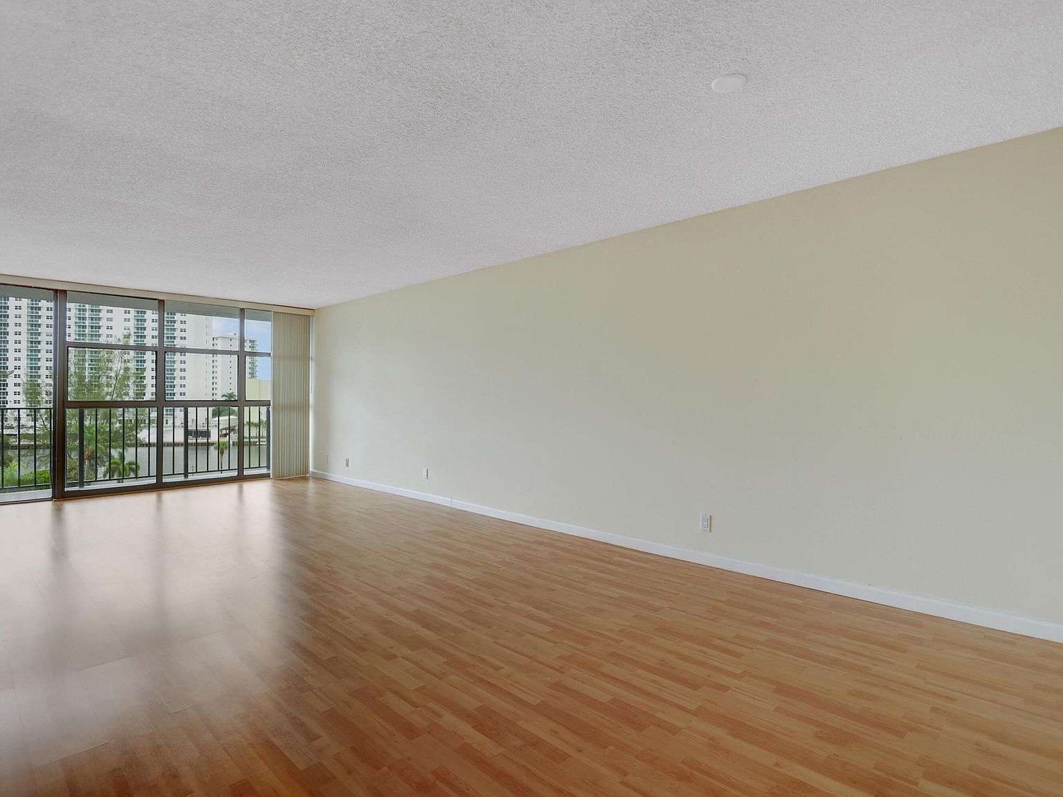 600 Parkview Dr APT 508 Hallandale, FL 33009 - Thumbnail 4