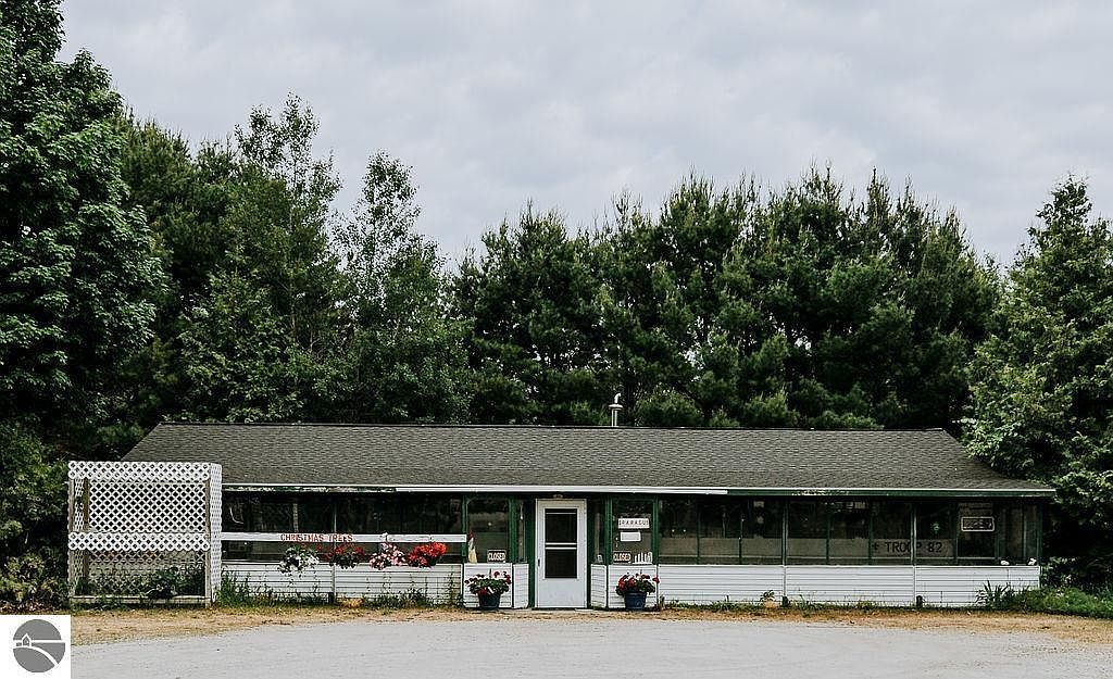 11184 N Mill St Northport, MI 49670 - Thumbnail 4