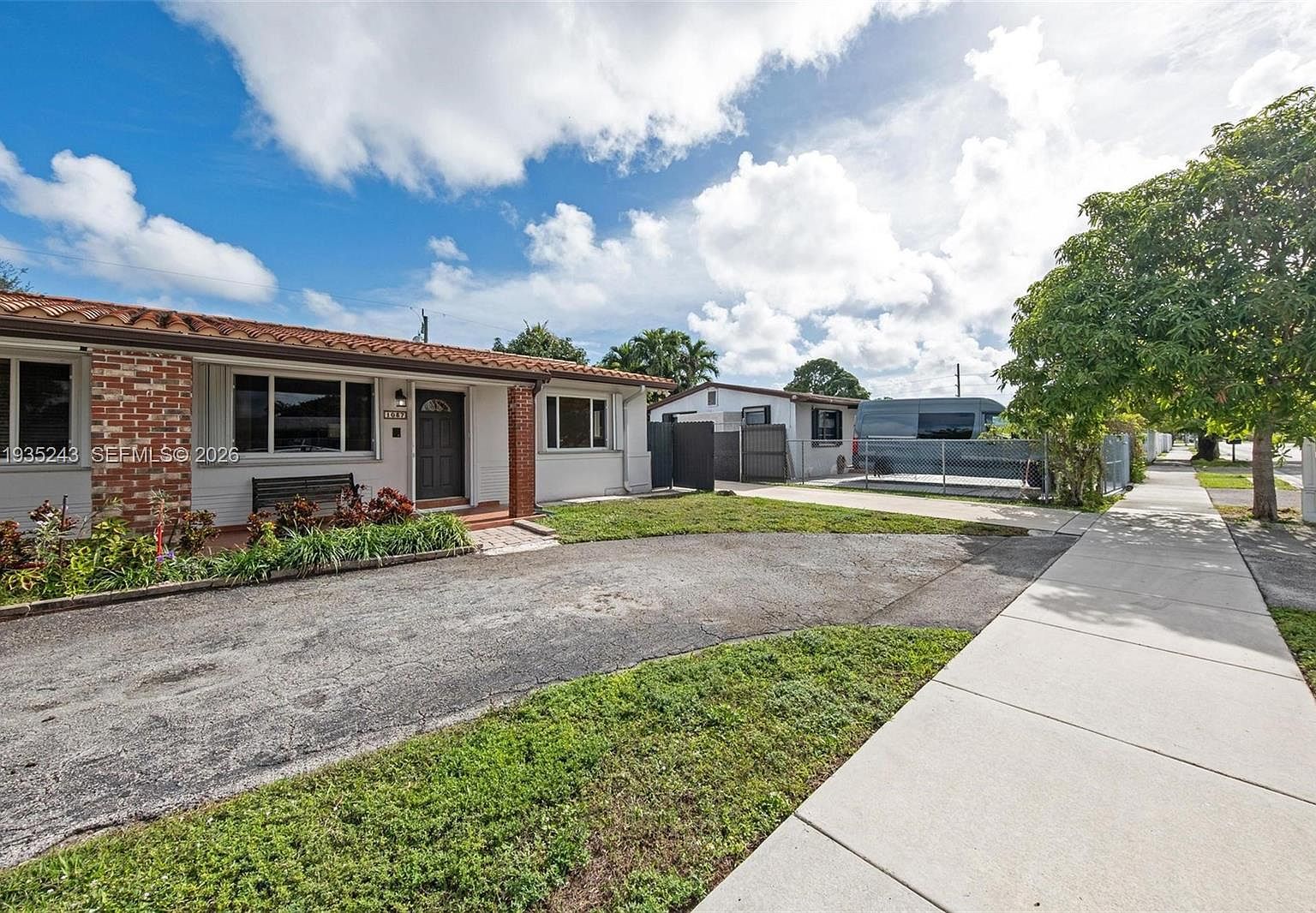 1035-1037 SW 76th Ave Miami, FL 33144 - Thumbnail 4