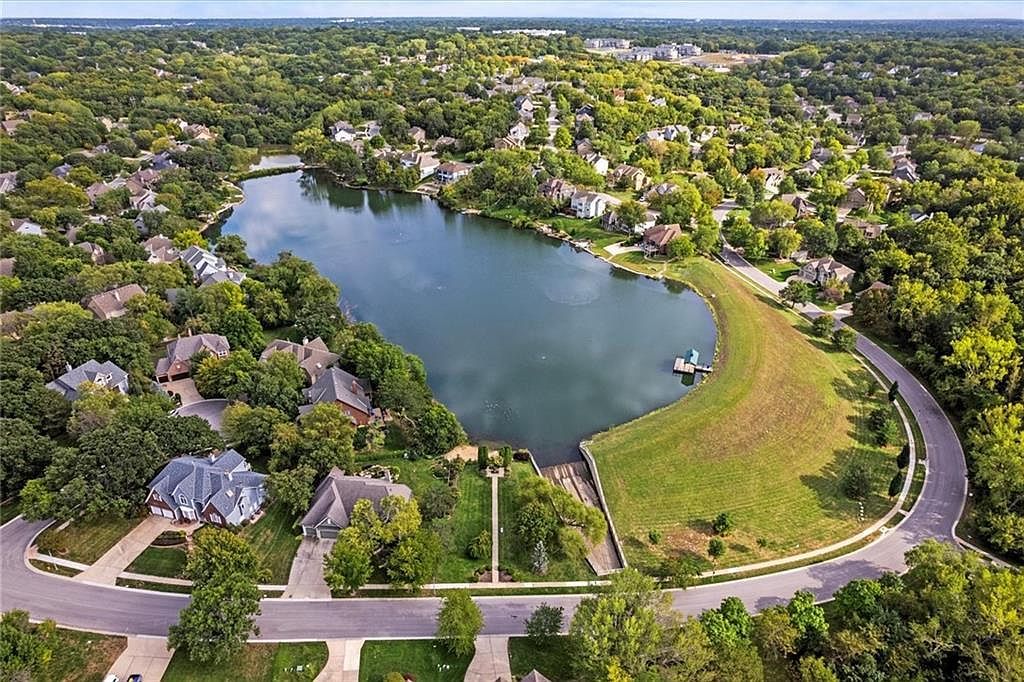 5703 Cottonwood St Shawnee, KS 66216 - Thumbnail 4